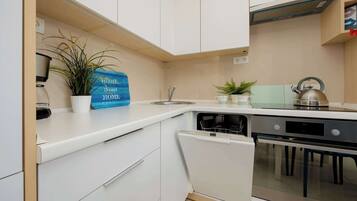 Een koelkast, een oven, een kookplaat, een vaatwasser