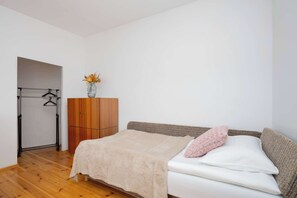 Een strijkplank/strijkijzer, wifi, beddengoed