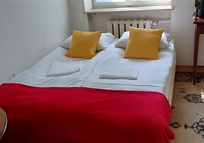 Iron/ironing board, travel crib, WiFi, bed sheets