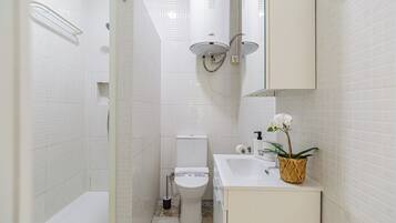 Dusche, Haartrockner, Bidet, HandtĂŒcher