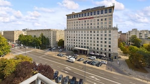 Ein mehrstöckiges Hotel mit einem großen Parkplatz davor.