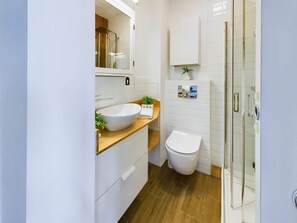 Shower, hair dryer, towels, shampoo
