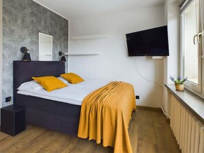 Escritorio, tabla de planchar con plancha, wifi y ropa de cama 