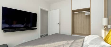 Ferros/tábuas de passar roupa, berço de viagem, Wi-Fi, roupa de cama