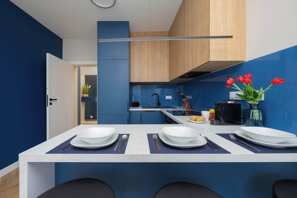 Fridge, oven, stovetop, dishwasher