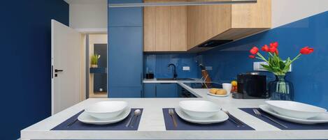 Fridge, oven, stovetop, dishwasher