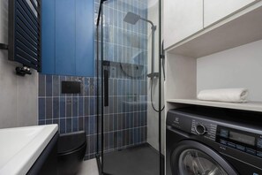 Douche, sèche-cheveux, serviettes fournies, shampoing
