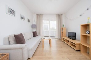 TV - Bright Apartment with Balcony | Parking | Workspace (Warszawa)