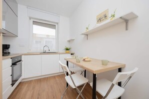 Fridge, oven, stovetop, dishwasher - Bright Apartment with Balcony | Parking | Workspace (Warszawa)