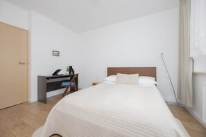 2 bedrooms, iron/ironing board, WiFi, bed sheets