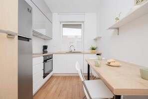 Fridge, oven, stovetop, dishwasher