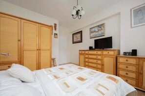 4 室のベッドルーム、デスク、アイロン / アイロン台、旅行用ベビーベッド