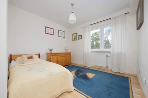 4 bedrooms, desk, iron/ironing board, travel cot