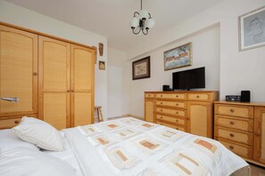 4 bedrooms, desk, iron/ironing board, travel cot