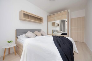 2 bedrooms, iron/ironing board, travel cot, WiFi - Functional Apartment | Two Balconies and Parking (Warszawa)