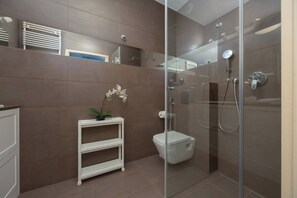 Shower, hair dryer, towels, shampoo - Functional Apartment | Two Balconies and Parking (Warszawa)