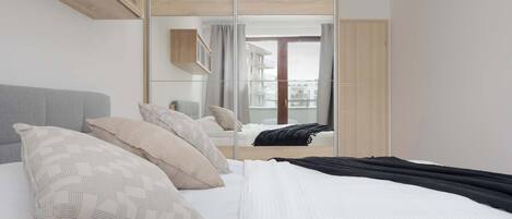 熨斗/熨衣板、旅行婴儿床、WiFi、床单