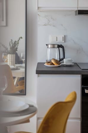 Réfrigérateur, four à micro-ondes, un four, surface de cuisson