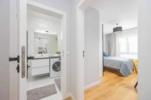 Ducha, secador de pelo, toallas, shampoo