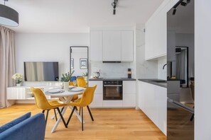 Fridge, oven, stovetop, dishwasher