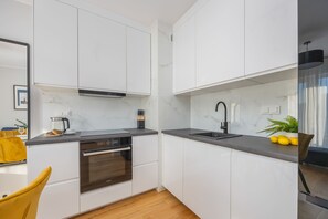 Fridge, microwave, oven, stovetop - Lazurowa 15 | Elegant Apartment | Parking (Warszawa)