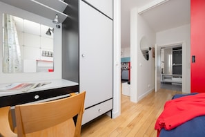 2 Schlafzimmer, Schreibtisch, Bügeleisen/Bügelbrett, Reisekinderbett