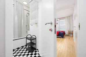 2 Schlafzimmer, Schreibtisch, Bügeleisen/Bügelbrett, Reisekinderbett