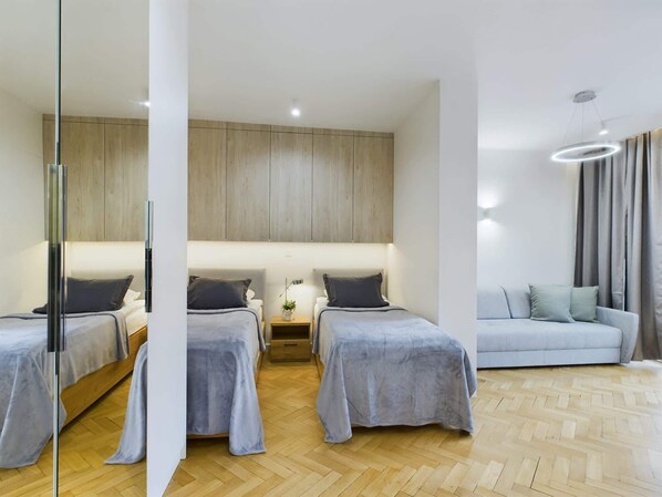 Tabla de planchar con plancha, wifi y ropa de cama
