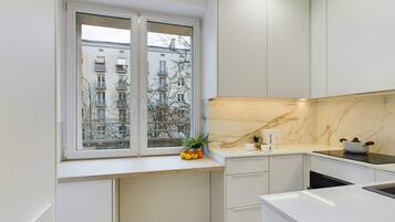 Oven, stovetop, dishwasher, cookware/dishes/utensils