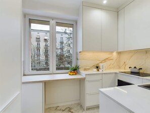 Ofen, Herdplatte, Geschirrspüler, Kochgeschirr/Geschirr/Besteck