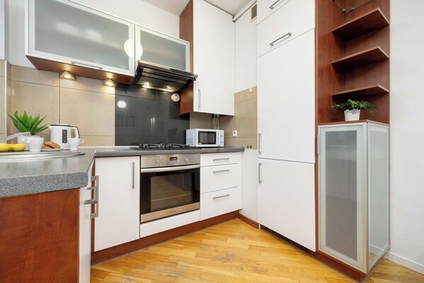 Kühlschrank, Mikrowelle, Ofen, Herdplatte