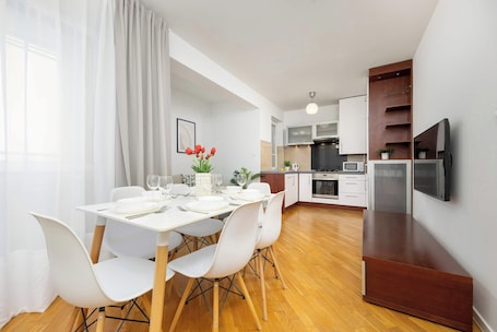 Dining. Spacious Apartment for 6 Persons | Parking in Garage