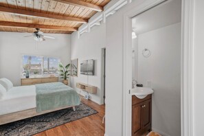 2 slaapkamers, een strijkplank/strijkijzer, reisbedje, gratis wifi