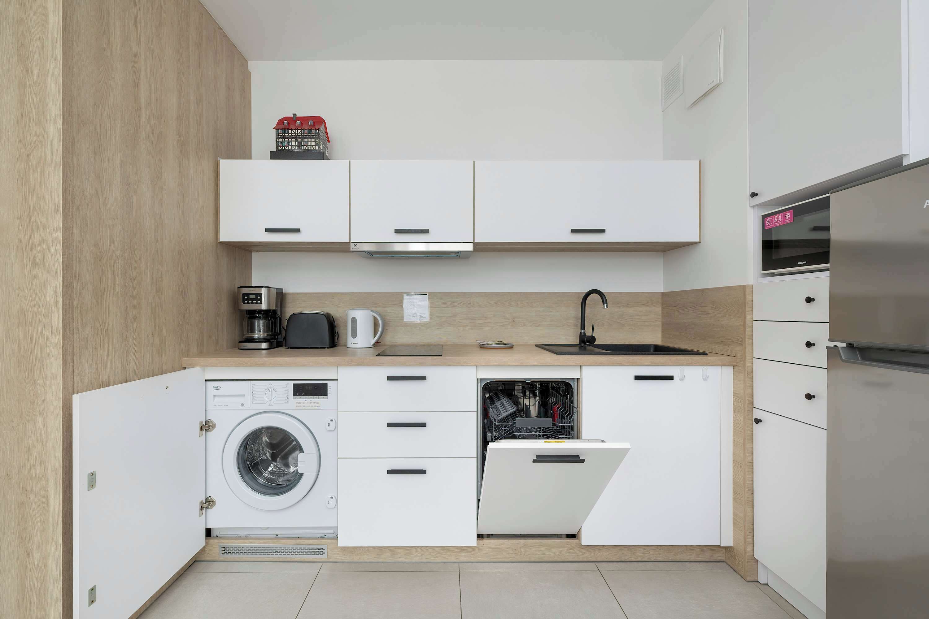 Wasserkocher mit Kaffee-/Teezubehör, Kühlschrank, Mikrowelle, Herdplatte