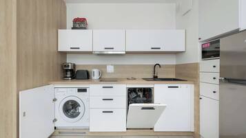 Wasserkocher mit Kaffee-/Teezubehör, Kühlschrank, Mikrowelle, Herdplatte