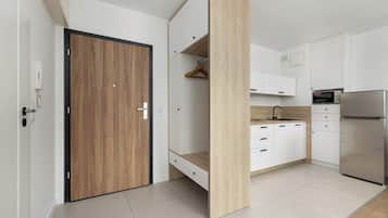 Wasserkocher mit Kaffee-/Teezubehör, Kühlschrank, Mikrowelle, Herdplatte