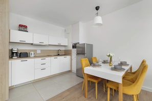 Geladeira, micro-ondas, cooktop, lava-louças