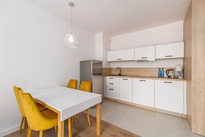 Kylskåp, spishäll, diskmaskin och kaffe- och tebryggare