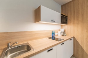 Réfrigérateur, micro-ondes, plaque de cuisson, lave-vaisselle