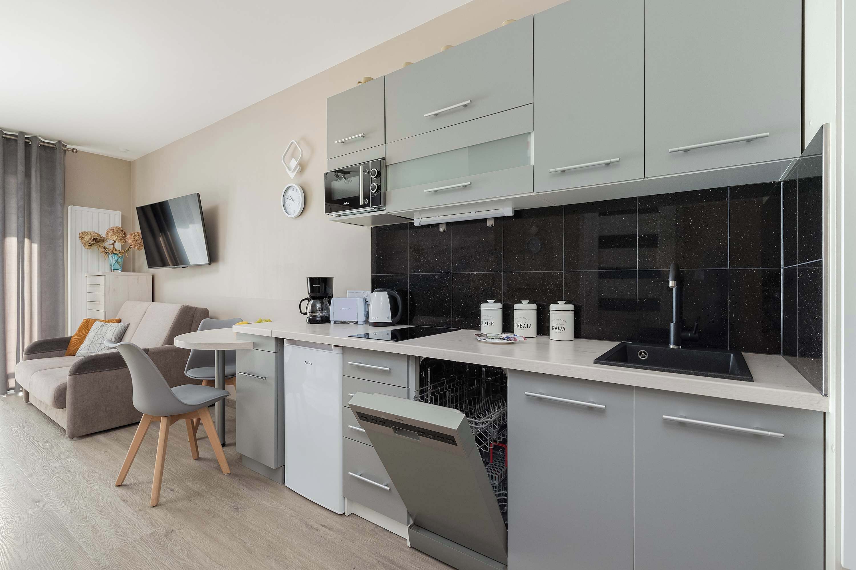 Kjøleskap, mikrobølgeovn, kokeplater og oppvaskmaskin