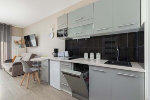 Fridge, microwave, stovetop, dishwasher