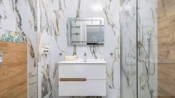 Douche, sèche-cheveux, serviettes fournies