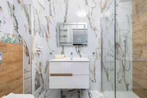 Douche, sèche-cheveux, serviettes fournies