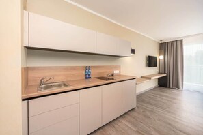 Fridge, microwave, stovetop, dishwasher