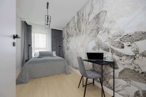 Skrivbord, strykjärn/strykbräda, resesäng och wi-fi