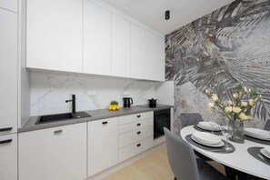 Fridge, oven, stovetop, dishwasher