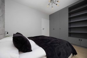 Desk, iron/ironing board, travel cot, WiFi
