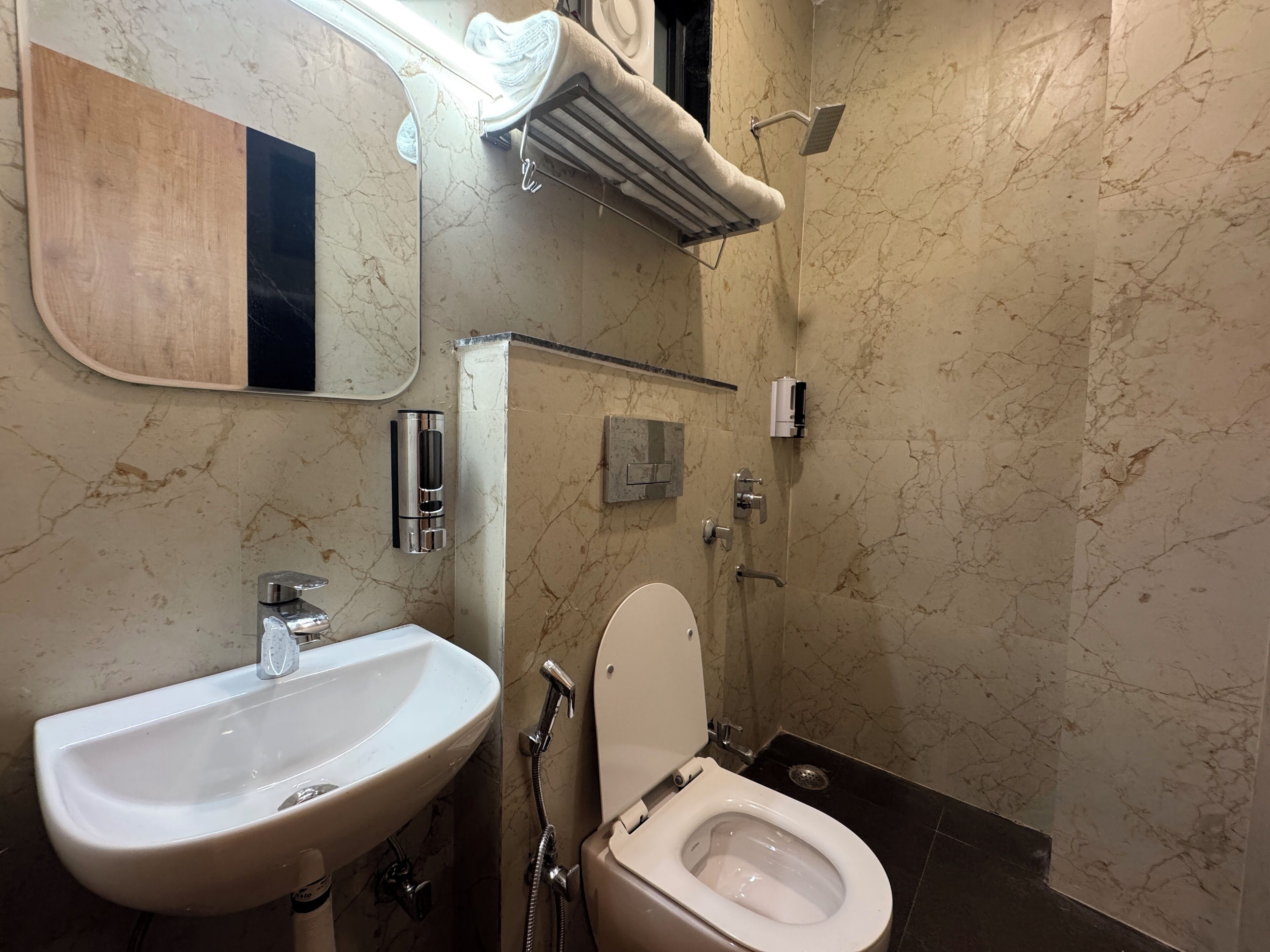Ein Badezimmer mit Waschbecken, Toilette und Handtuchhalter.