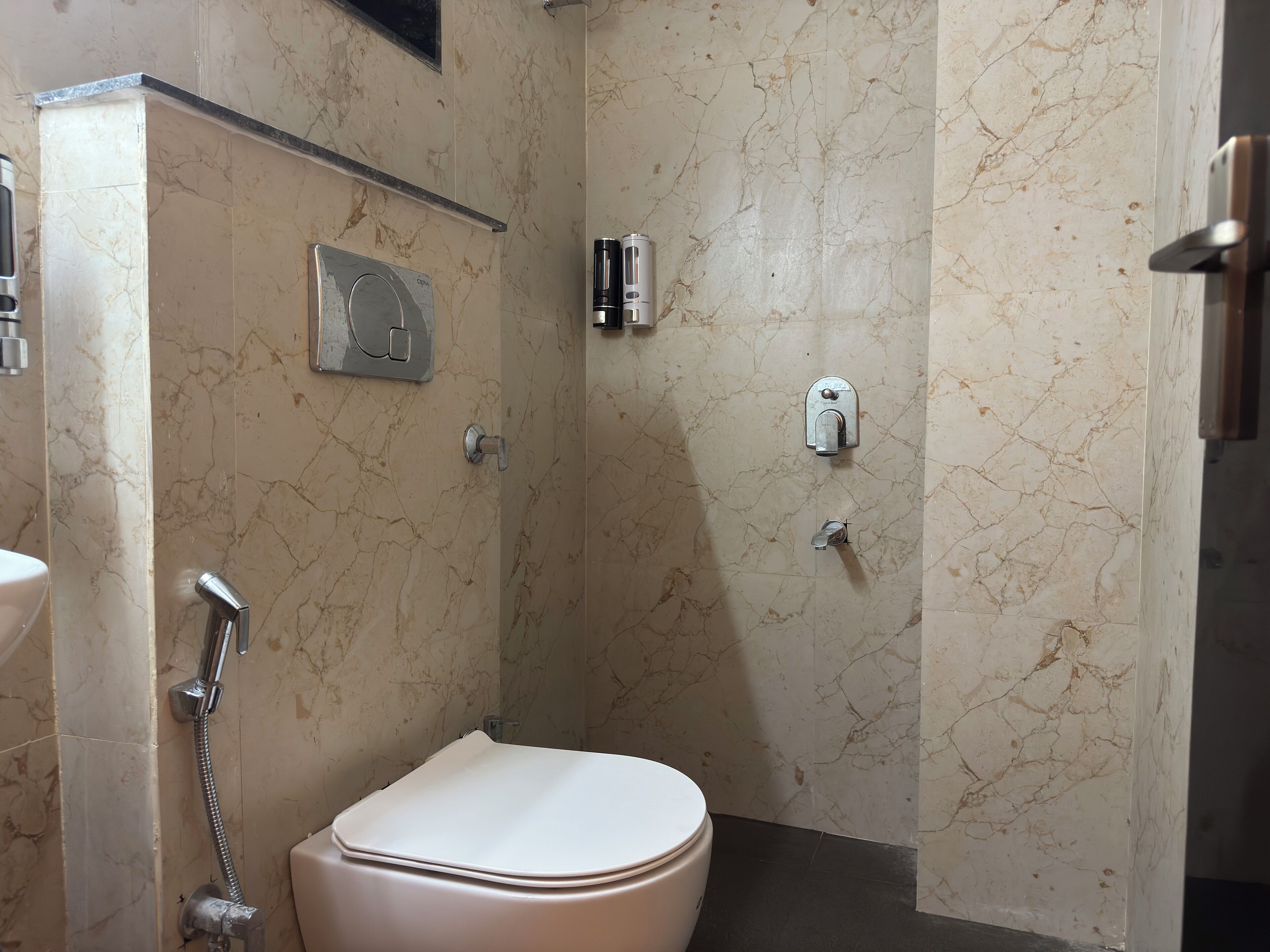 Ein Badezimmer mit Toilette, Dusche und Waschbecken.