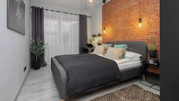 1 habitación, escritorio, tabla de planchar con plancha y cuna de viaje